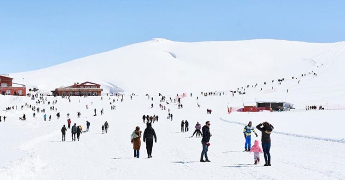 Hakkari'de 2 bin 800 rakımlı Merga Bütan Kayak Merkezi'nde hafta sonu yoğunluğu