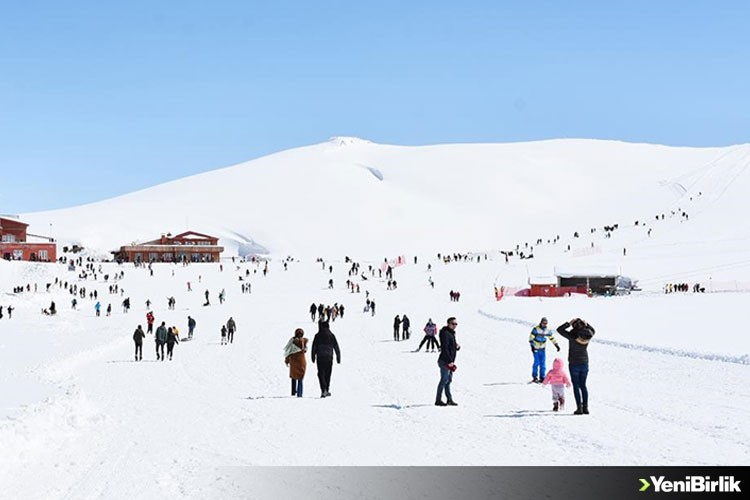 Hakkari'de 2 bin 800 rakımlı Merga Bütan Kayak Merkezi'nde hafta sonu yoğunluğu