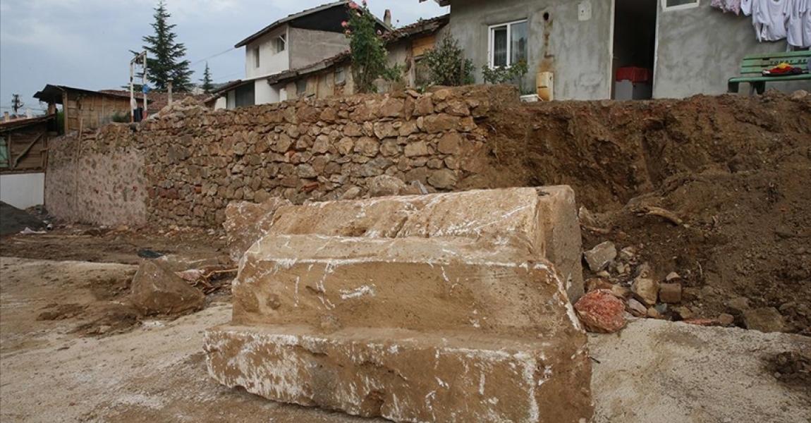 Tokat'ta istinat duvarı inşaatı sırasında lahit ve mezar taşı bulundu