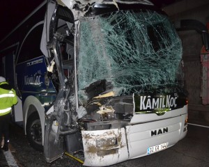 Yolcu otobüsü kamyona arkadan çarptı; 2'si ağır 6 yaralı