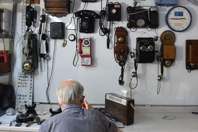 PTT emeklisi biriktirdiği 'antika' telefonları müzede sergilemek istiyor