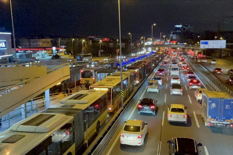Bakırköy'de metrobüs arızalanınca uzun araç kuyruğu oluştu