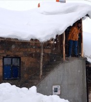 Muş'ta bazı köylerde evler kar altında kaldı