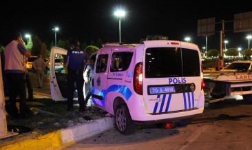 Cip Polis Aracına Çarptı: 3 Yaralı