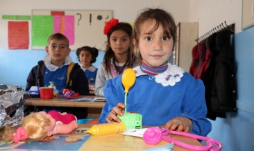 Köy Okulundaki Öğrencilere Koli Koli Oyuncak