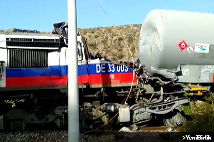 Yozgat'ta yük trenlerinin çarpışması sonucu makinistler yaralandı