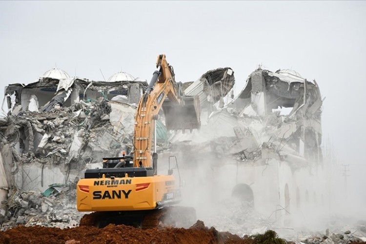Depremden etkilenen Nurdağı'nda ağır hasarlı binaların yıkımı sürdü