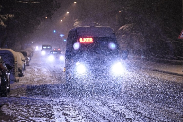 Ankara'da kar yağışı etkisini artırdı