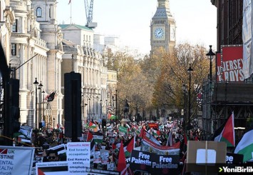 İngiltere'de on binlerce kişi Filistin'i desteklemek için 7. kez sokaklara çıktı