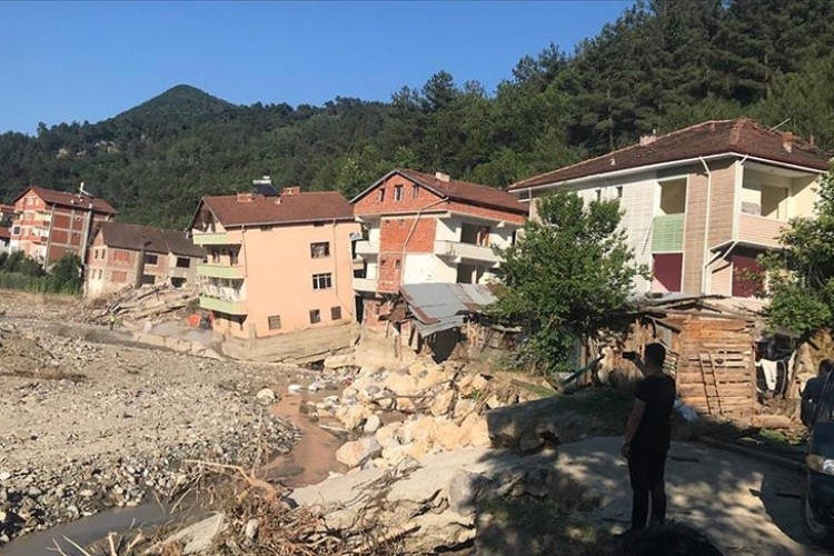 Karabük'te selden zarar gören evlerin yıkımına başlandı