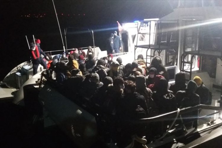 Çanakkale açıklarında 102 sığınmacı yakalandı