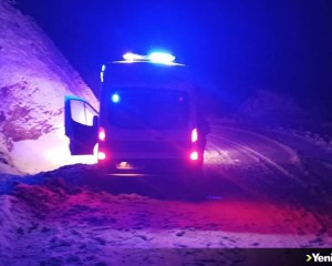 Siirt'te karda mahsur kalan ambulansı ekipler kurtardı