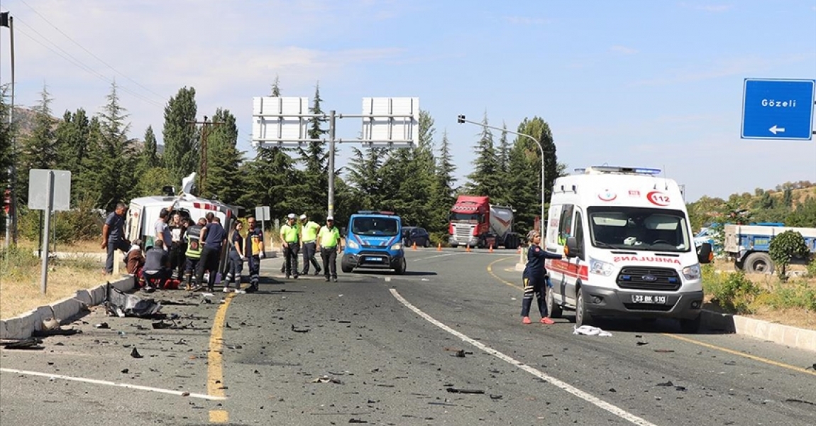 Elazığ'da yolcu otobüsü ile minibüsün çarpıştığı kazada 18 kişi yaralandı