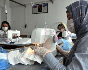 Bilecik'te gönüllü kursiyerlerden maske üretim seferberliğine destek