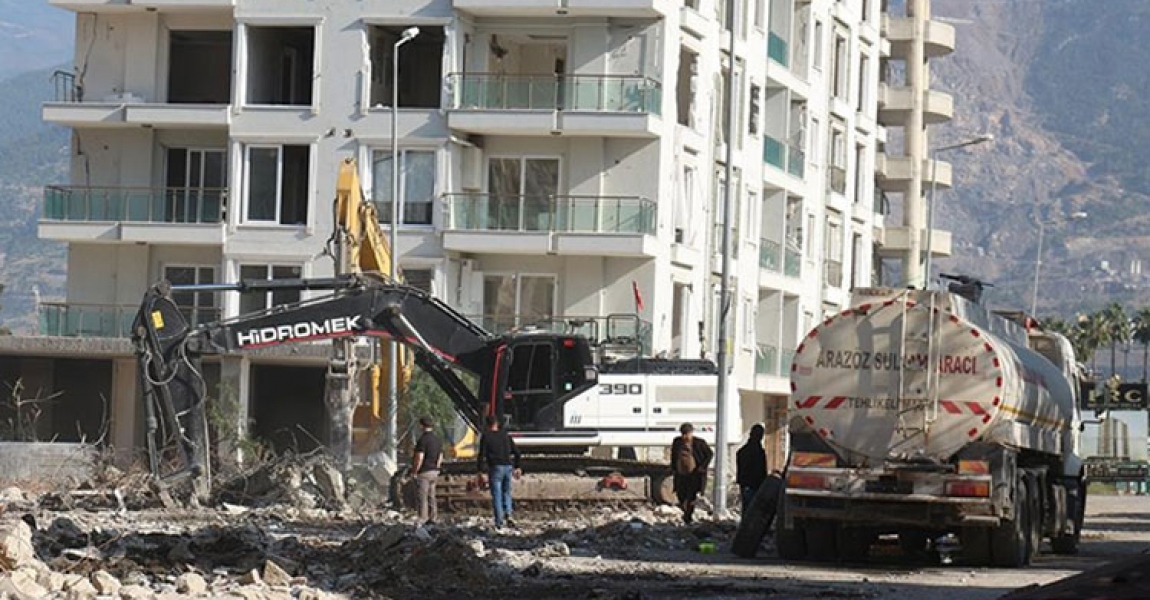 Hatay'da yıkım çalışmaları sırasında 2 bina tedbiren boşaltıldı