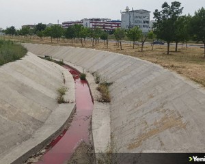 Tekirdağ'da bir kanalın suyu kırmızı akmaya başladı