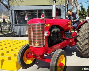 70 yıllık hurda traktörü yenileyerek sergilenmek üzere belediyeye verdi