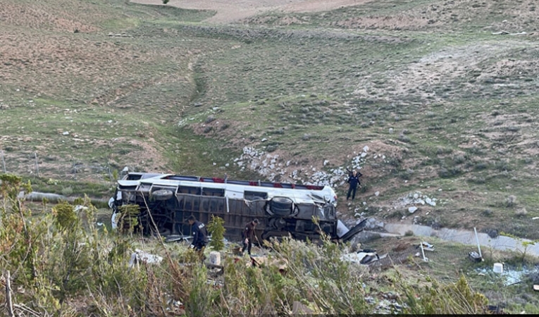 Niğde'de otobüsün devrilmesi sonucu 2 kişi öldü