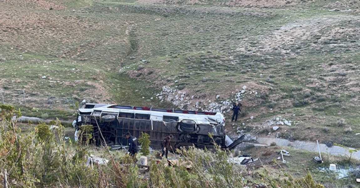 Niğde'de otobüsün devrilmesi sonucu 3 kişi öldü, 41 kişi yaralandı