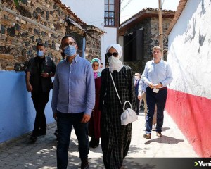 Bakan Kasapoğlu çocukluğunun geçtiği tarihi sokakları gezdi