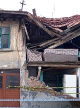 Kütahya'da gaz sıkışması nedeniyle evin tavanı ve dış duvarı çöktü