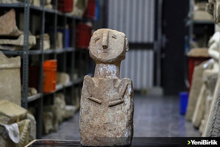 İzmir'de polisin ele geçirdiği yaklaşık 11 bin 500 yıllık heykel uzmanları bekliyor
