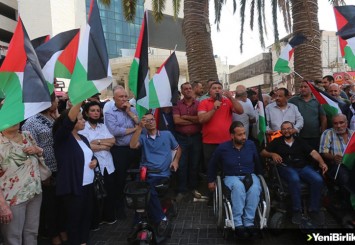 Batı Şeria'da yüzlerce Filistinli, İsrail saldırısı altındaki Gazze ile dayanışma gösterisi düzenledi
