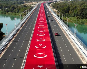 Met-Gün İnşaat'tan Adana 15 Temmuz Şehitler Köprüsü'ne dev bayrak