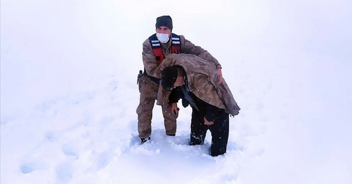 Erzincan'da kar ve tipide donma tehlikesi geçiren kişinin yardımına Mehmetçik yetişti