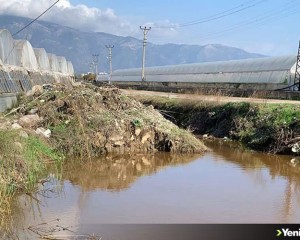 Antalya'nın Demre ilçesinde sağanak su baskınlarına neden oldu