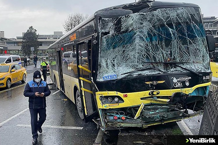 Fatih'te iki İETT otobüsü çarpıştı