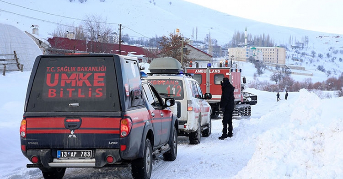 Yolu kardan kapanan köyde zehirlenen anne ve 5 çocuğuna paletli ambulansla ulaşıldı