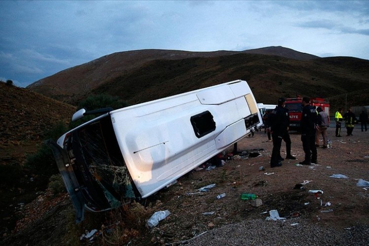 Kayseri'de midibüs şarampole devrildi: 19 yaralı