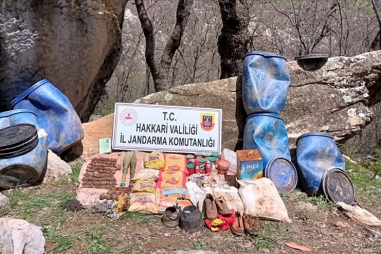 Hakkari'de PKK'lı teröristlere ait mühimmat ve yaşam malzemeleri ele geçirildi