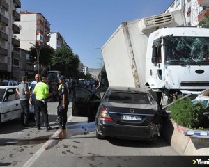 Yozgat'ta freni patlayan kamyon 8 araca çarptı, 3 kişi yaralandı