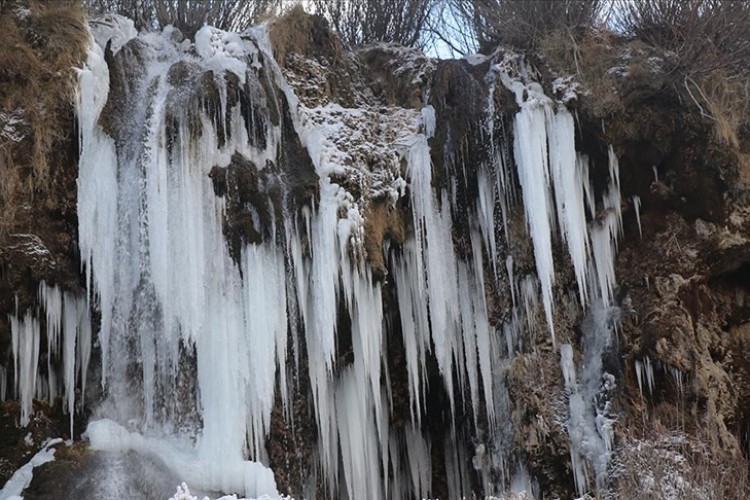 Erzincan'daki Girlevik Şelalesi'nde buz sarkıtları oluştu