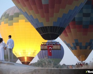 Sıcak hava balonları Kapadokya semalarında Türk bayraklarıyla süzüldü