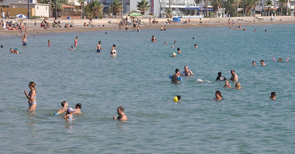 Mersin'de güneşli havayı fırsat bilenler denize girdi