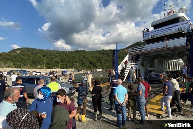 Sel felaketi nedeniyle Türkeli'nde mahsur kalan tatilciler arabalı vapurla tahliye ediliyor