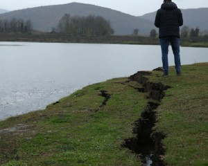 Düzce'de deprem nedeniyle meydana gelen toprak kırılmaları görüntülendi
