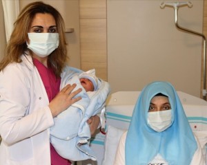 Erzurum Şehir Hastanesinde suda doğan ilk bebeğe 'Ertuğrul' adı verildi