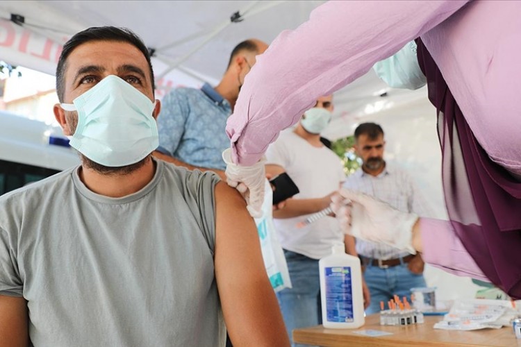 Kovid-19 vakalarının en yüksek olduğu illerden Iğdır'da sağlıkçıların aşı seferberliği