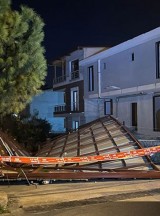 İzmir'de fırtına nedeniyle uçan çatı, elektrik tellerini kopardı