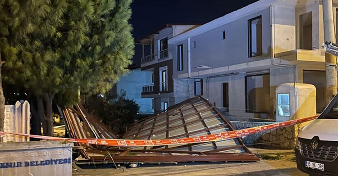 İzmir'de fırtına nedeniyle uçan çatı, elektrik tellerini kopardı