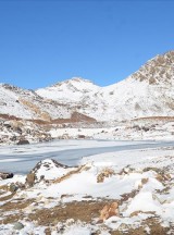 Hakkari'de Sat Buzul Gölleri'nin yüzeyi kısmen dondu
