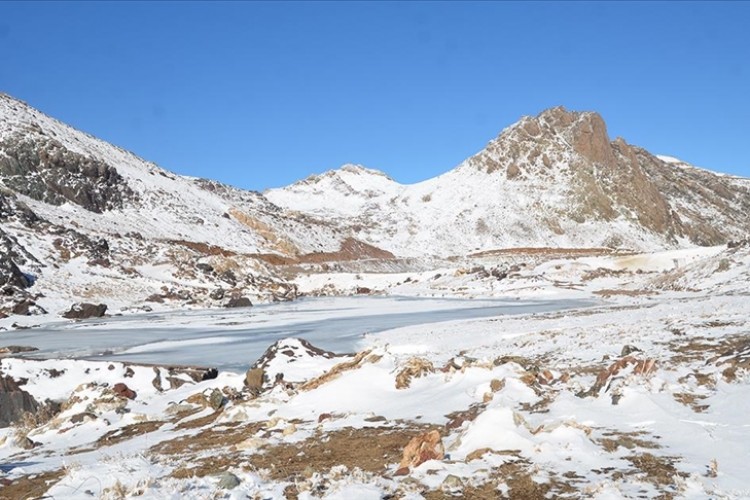 Hakkari'de Sat Buzul Gölleri'nin yüzeyi kısmen dondu