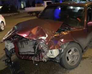 Kavşakta İki Otomobil çarpıştı: 4 Yaralı
