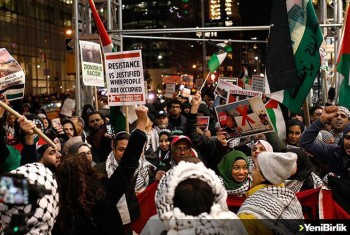 New York'un ünlü Times Meydanında binlerce kişi ABD'nin Kudüs kararını protesto etti