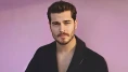 ‘Uykucu’ filminde Çağatay Ulusoy’dan sürpriz sanat performansı!