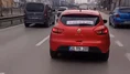 Bursa trafiğinde güldüren boşanma kutlaması: Arka camdaki yazı olay oldu!